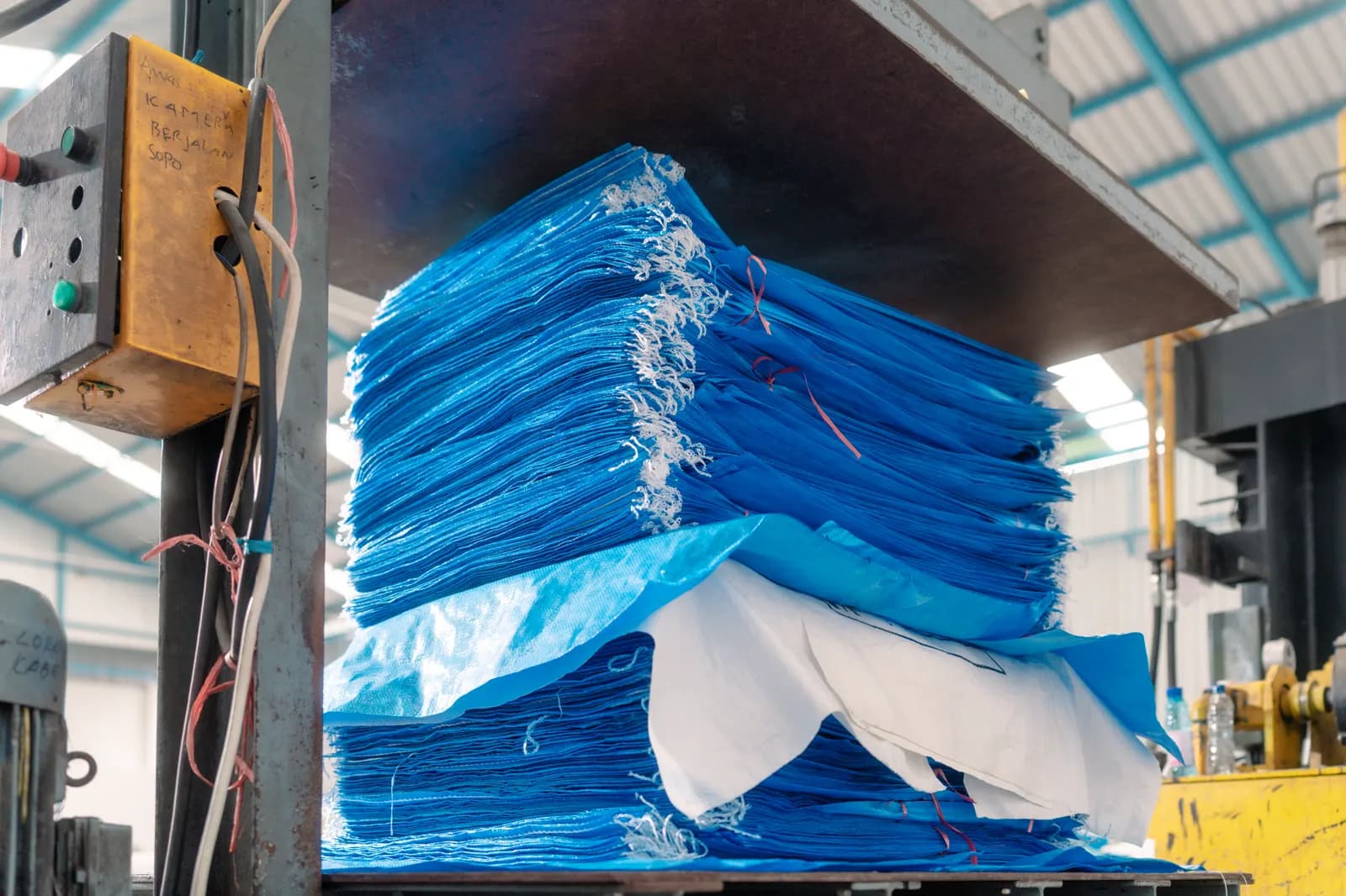 Ballpress packing process for woven sacks