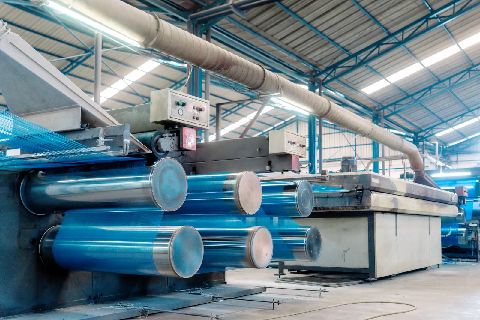 Plastic tape yarn prepared through extrusion
