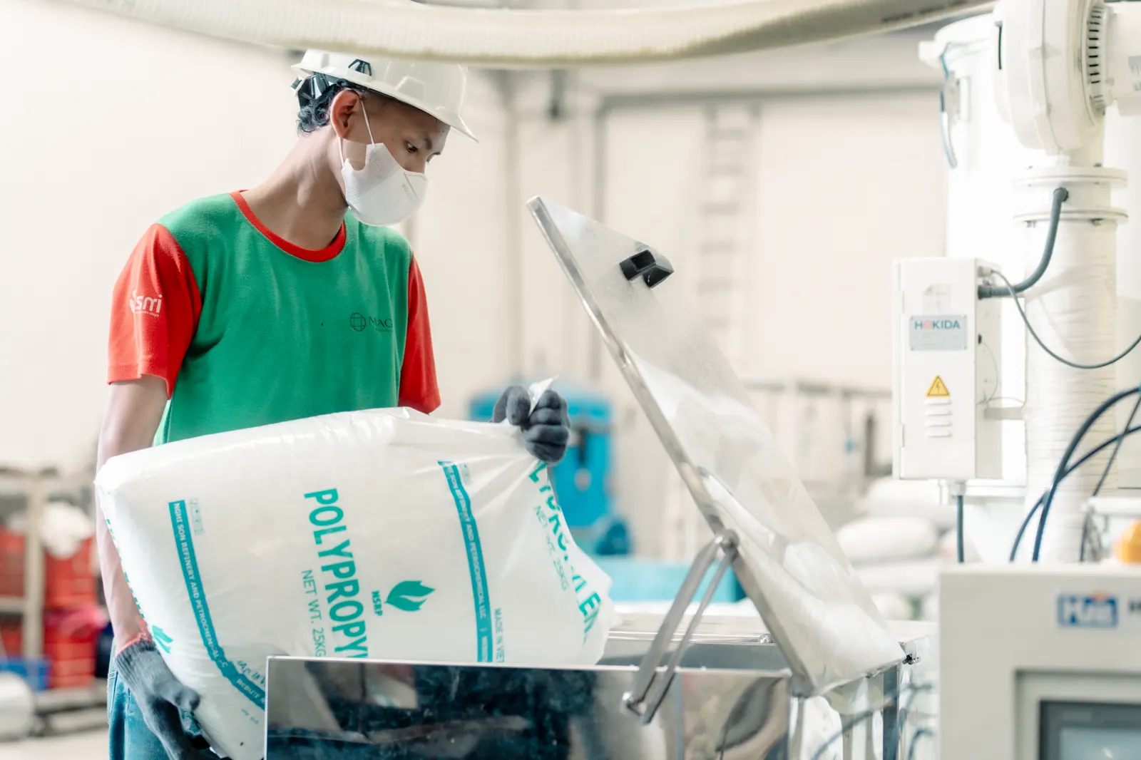 Plastic material handling before extrusion