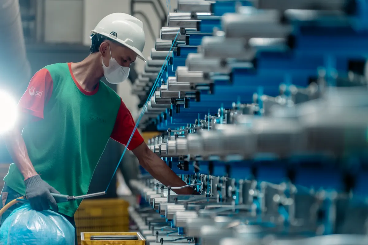 Tim Magna menjaga proses produksi kemasan
